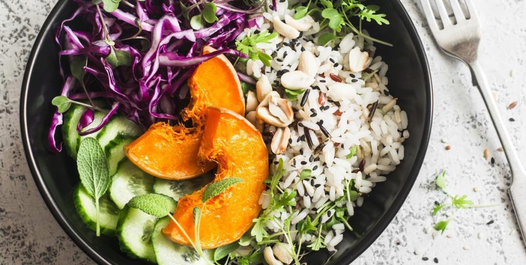 Buddha bowl met wilde rijst en geroosterde pompoen