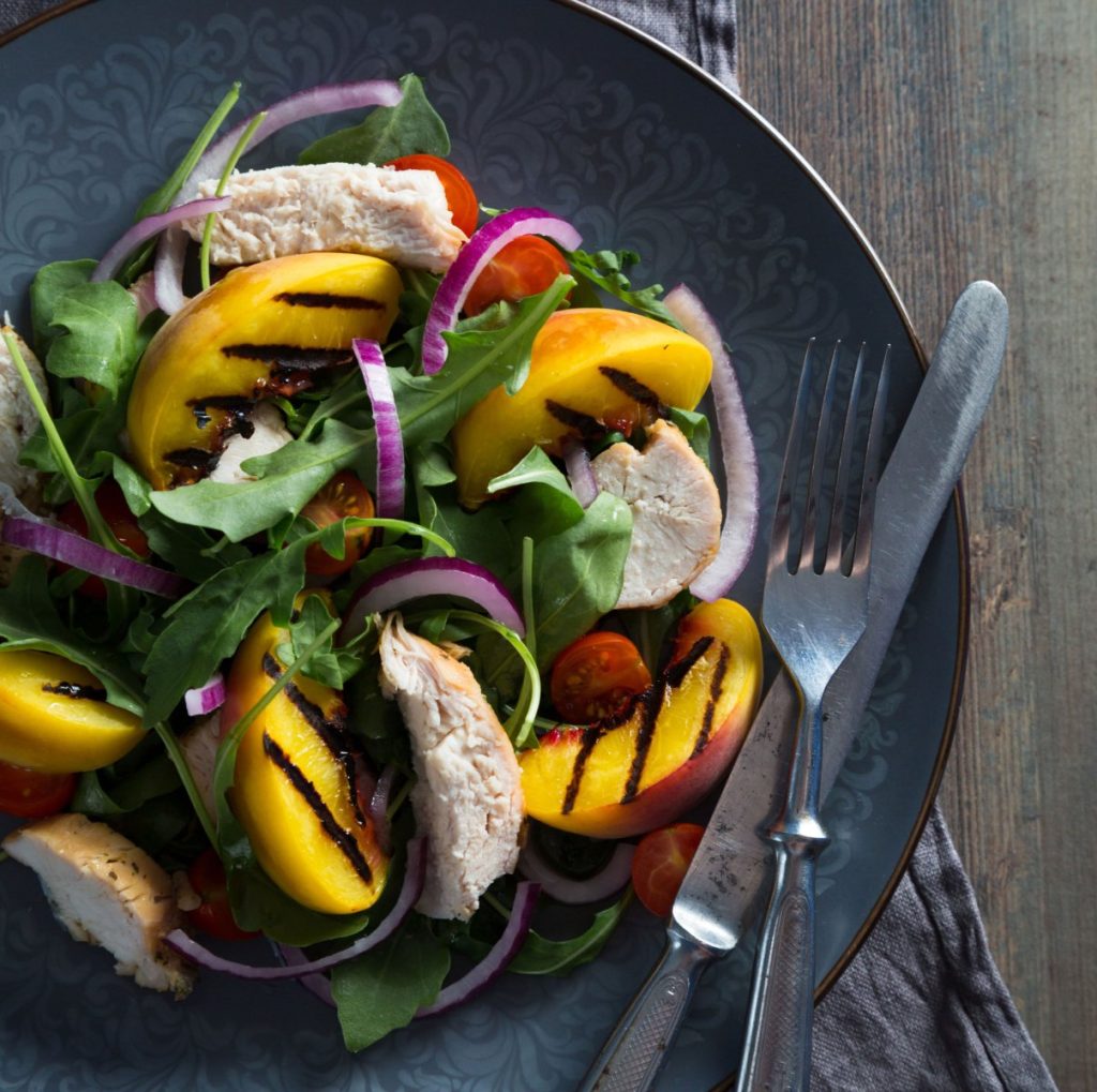 Gegrilde kip en perziksalade