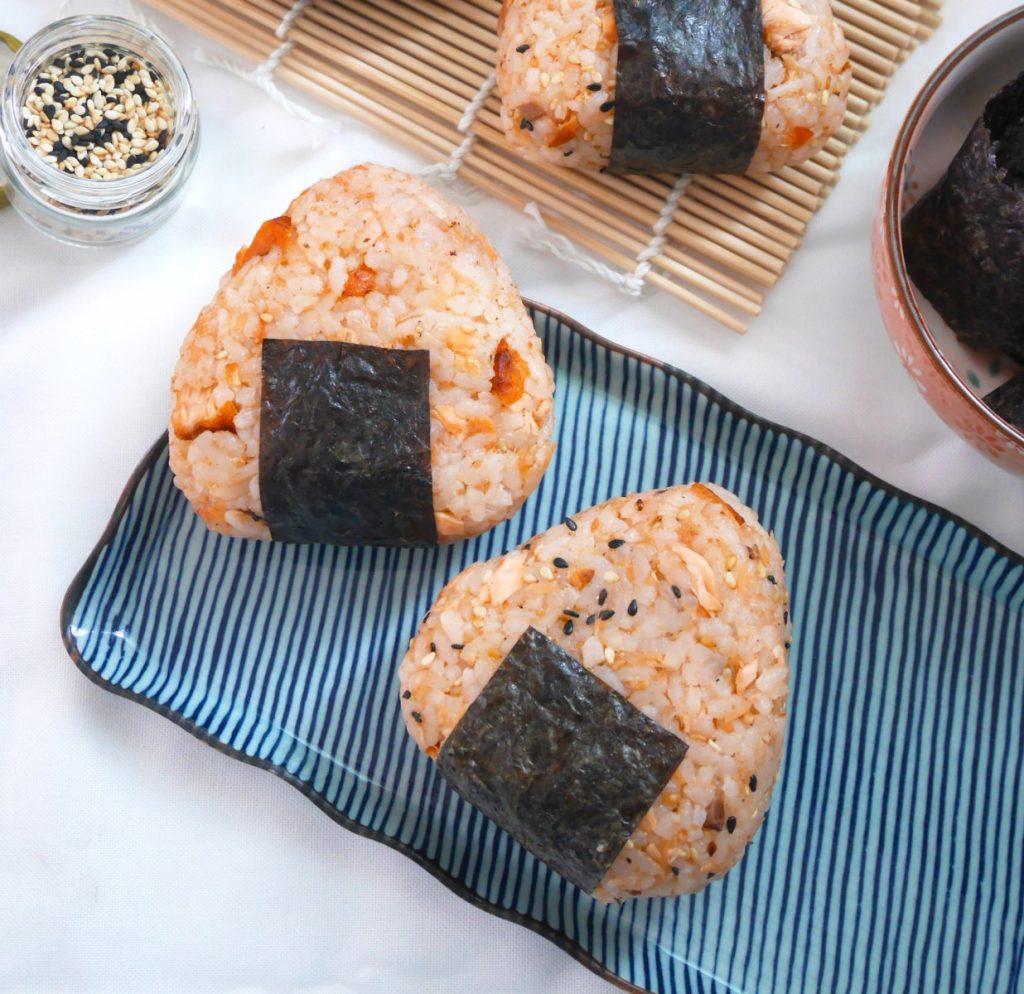 Onigiri met wortel en umeboshi