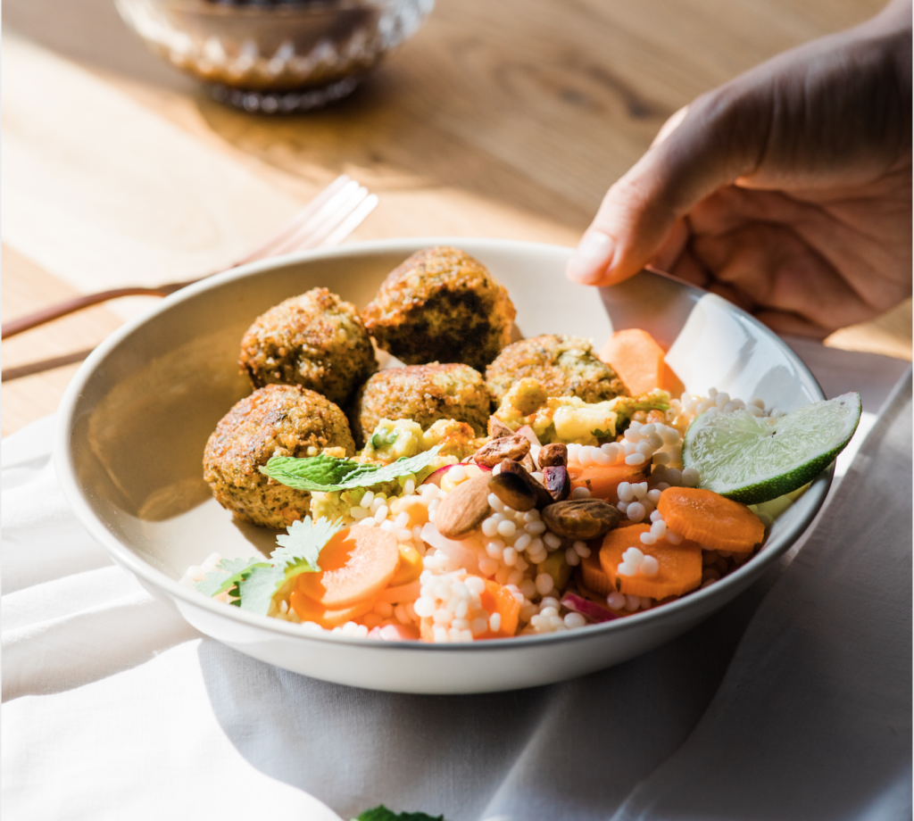 Parelcouscous salade met munt en guacamole