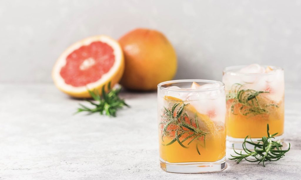 Mocktail van pompelmoes, gember en rozemarijn