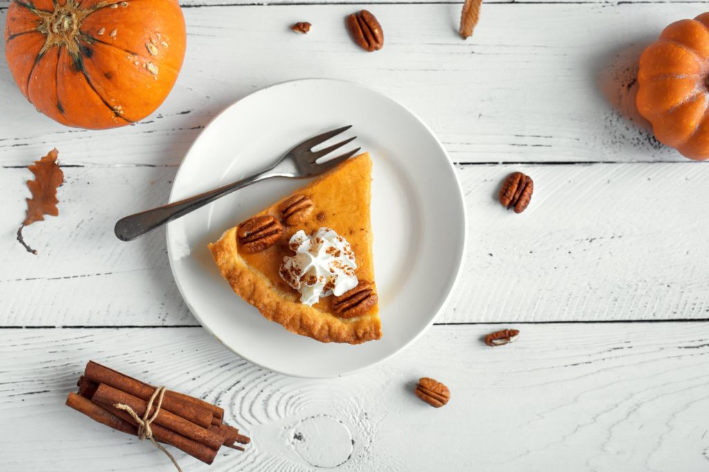 Pompoentaart met pecannoten en slagroom