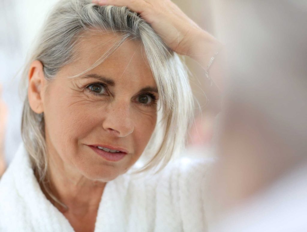 Oudere vrouw met grijs haar