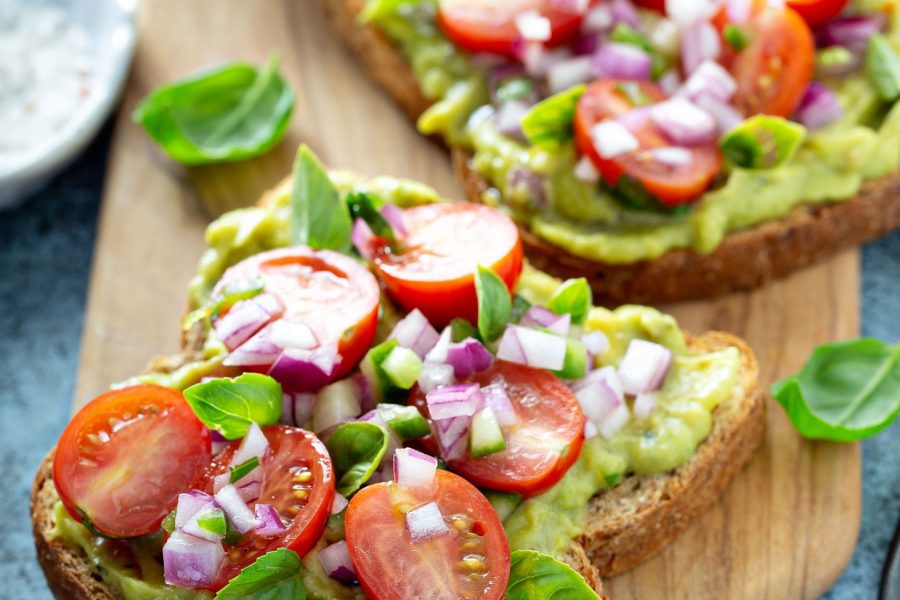 Aperitieftoast met guacamole en kerstomaatjes