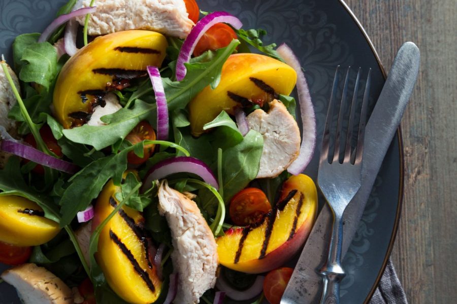 Gegrilde kip en perziksalade