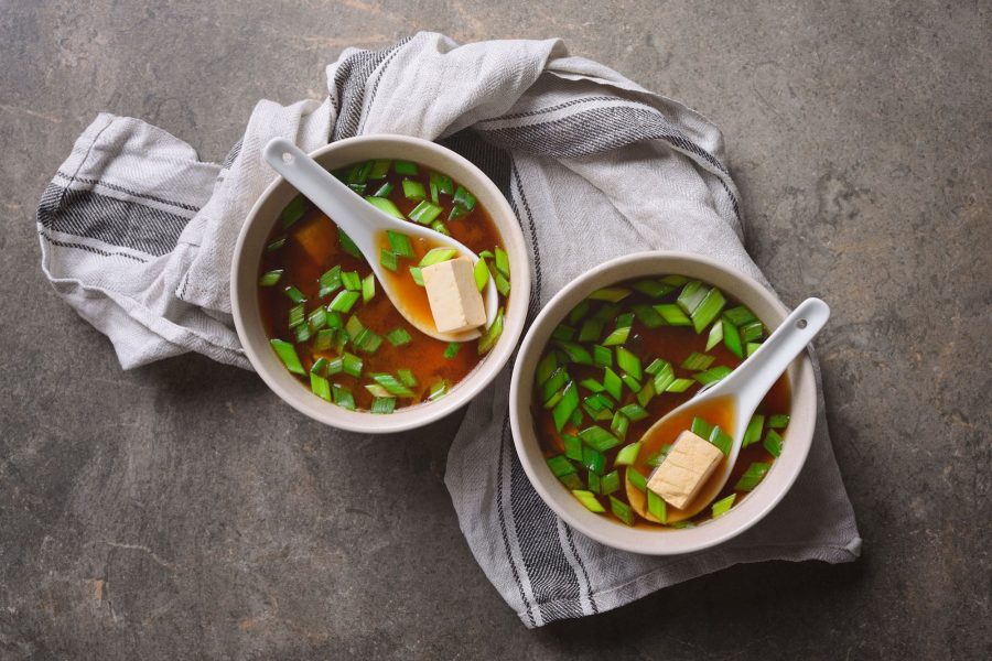 Misosoep met makreel, wakame en tarwenoedels