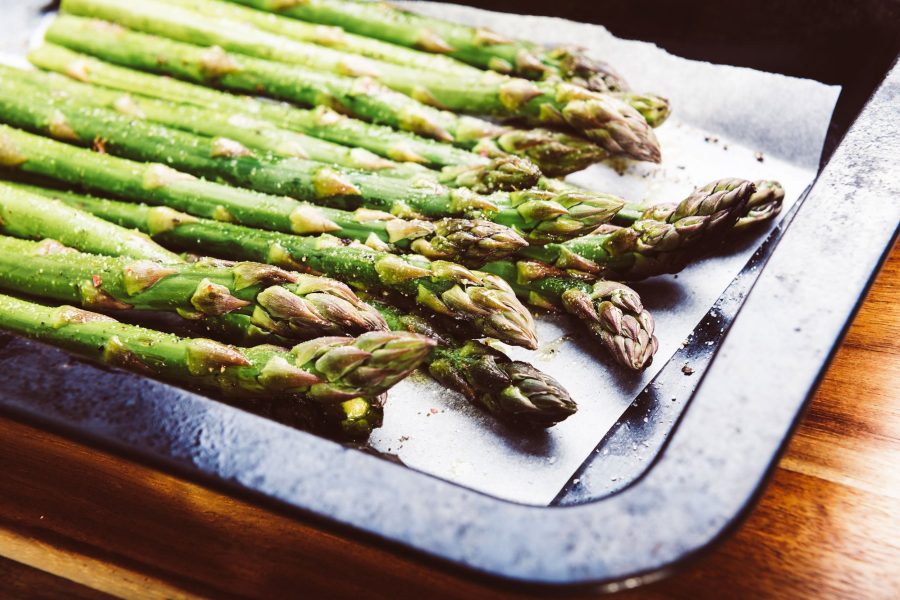 Groene asperges met rode bietjes-rijst