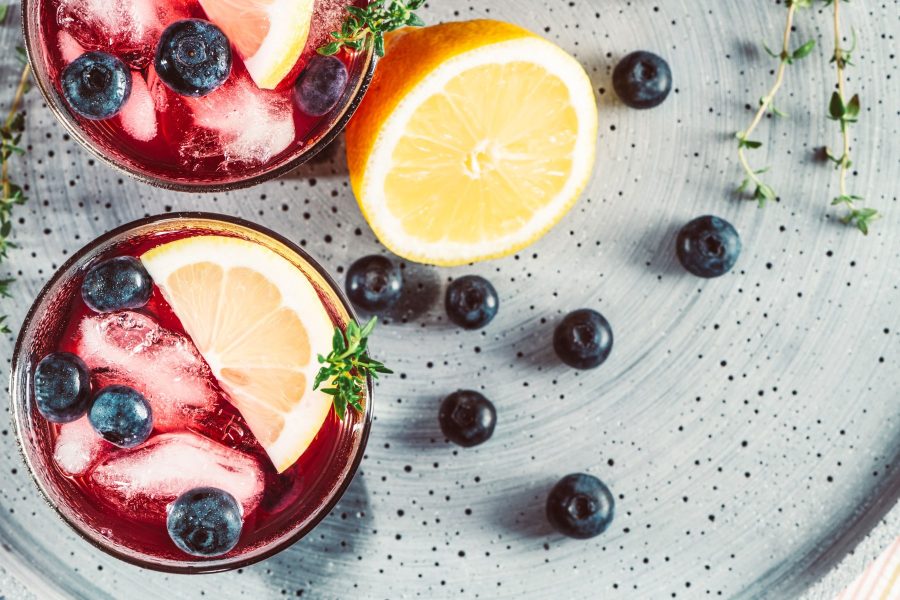 Ijsthee met vers fruit