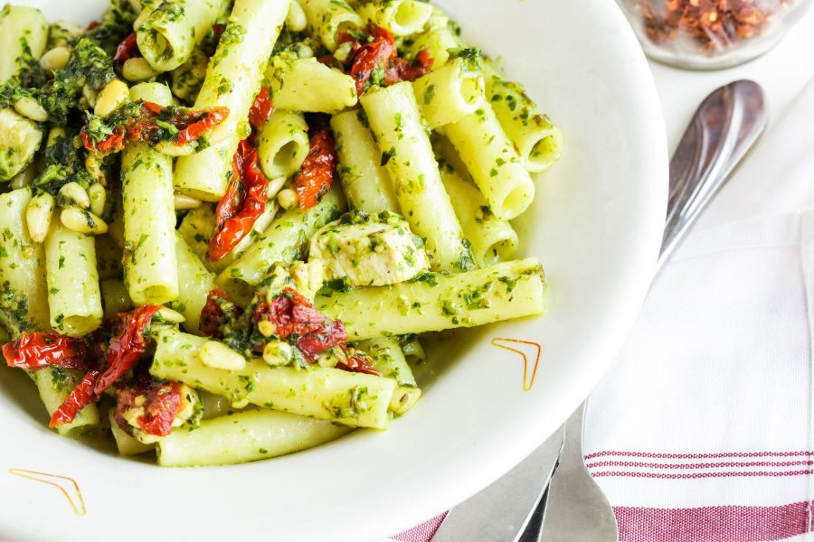 Pasta met groene pesto en kip