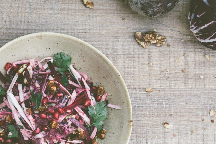Biet en knolseldersalade met gekarameliseerde walnoten