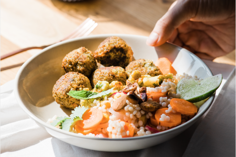 Parelcouscous salade met munt en guacamole