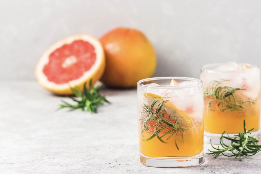 Mocktail van pompelmoes, gember en rozemarijn