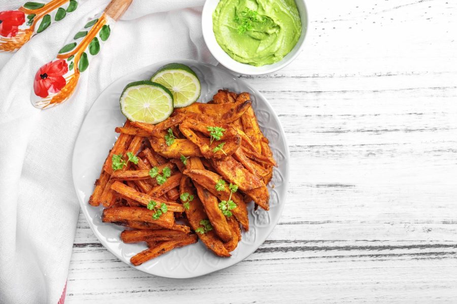 Zoete frietjes met avocadodip