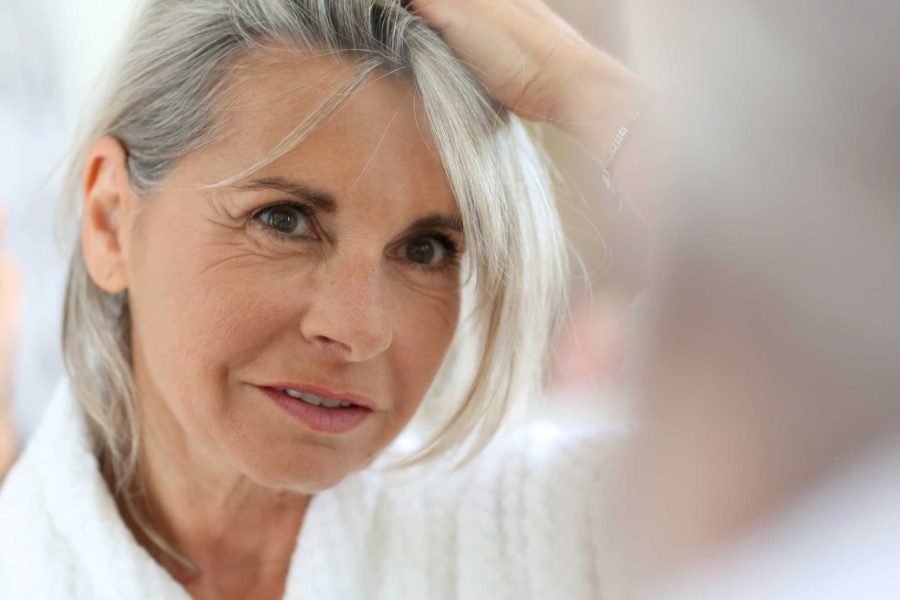 Oudere vrouw met grijs haar